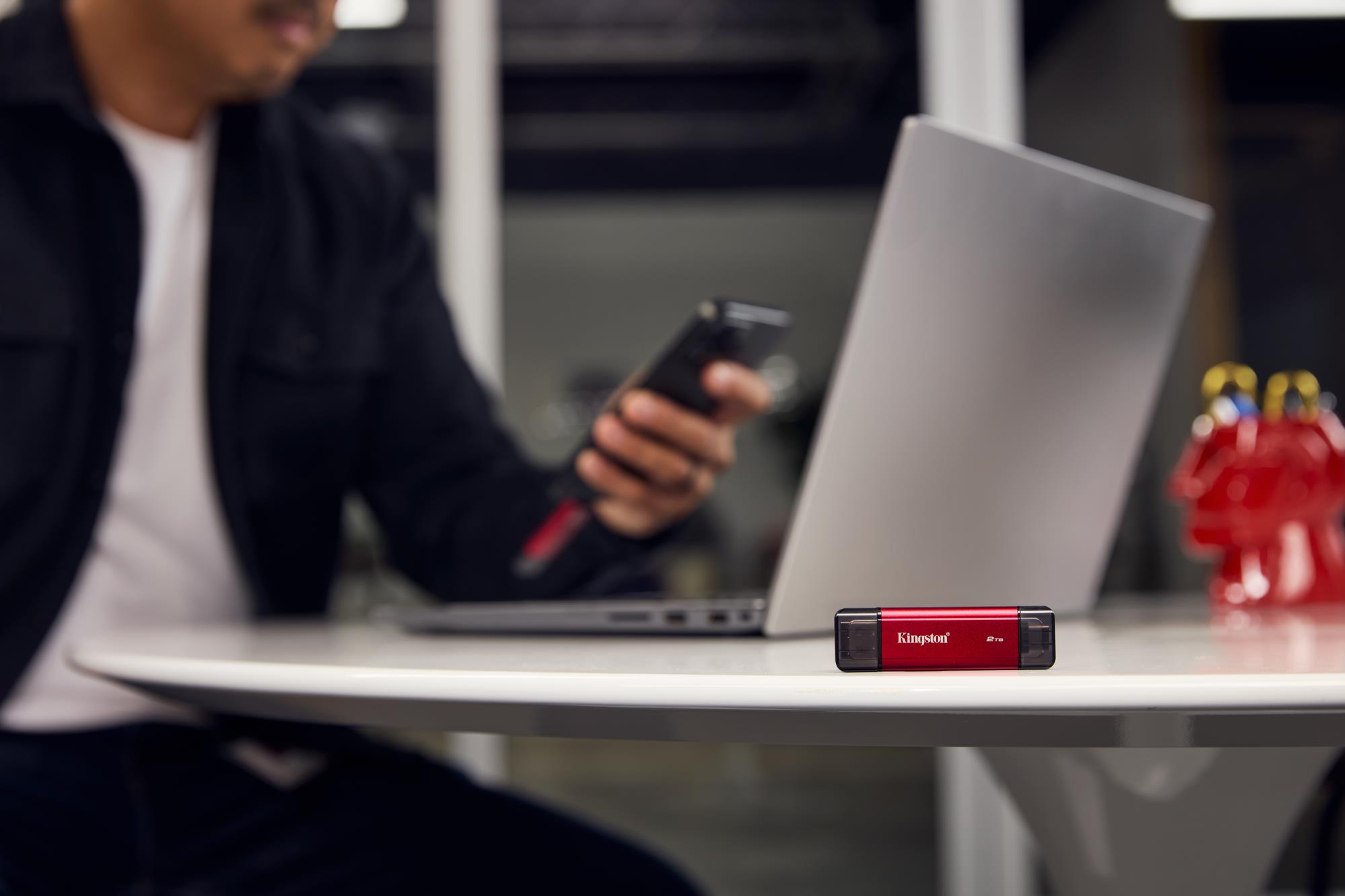 044b7c97-23f7-4c8a-a572-65243c0f13f4 Nešiojamojo SSD Kingston su USB-A ir USB-C jungtimis, šoninis vaizdas