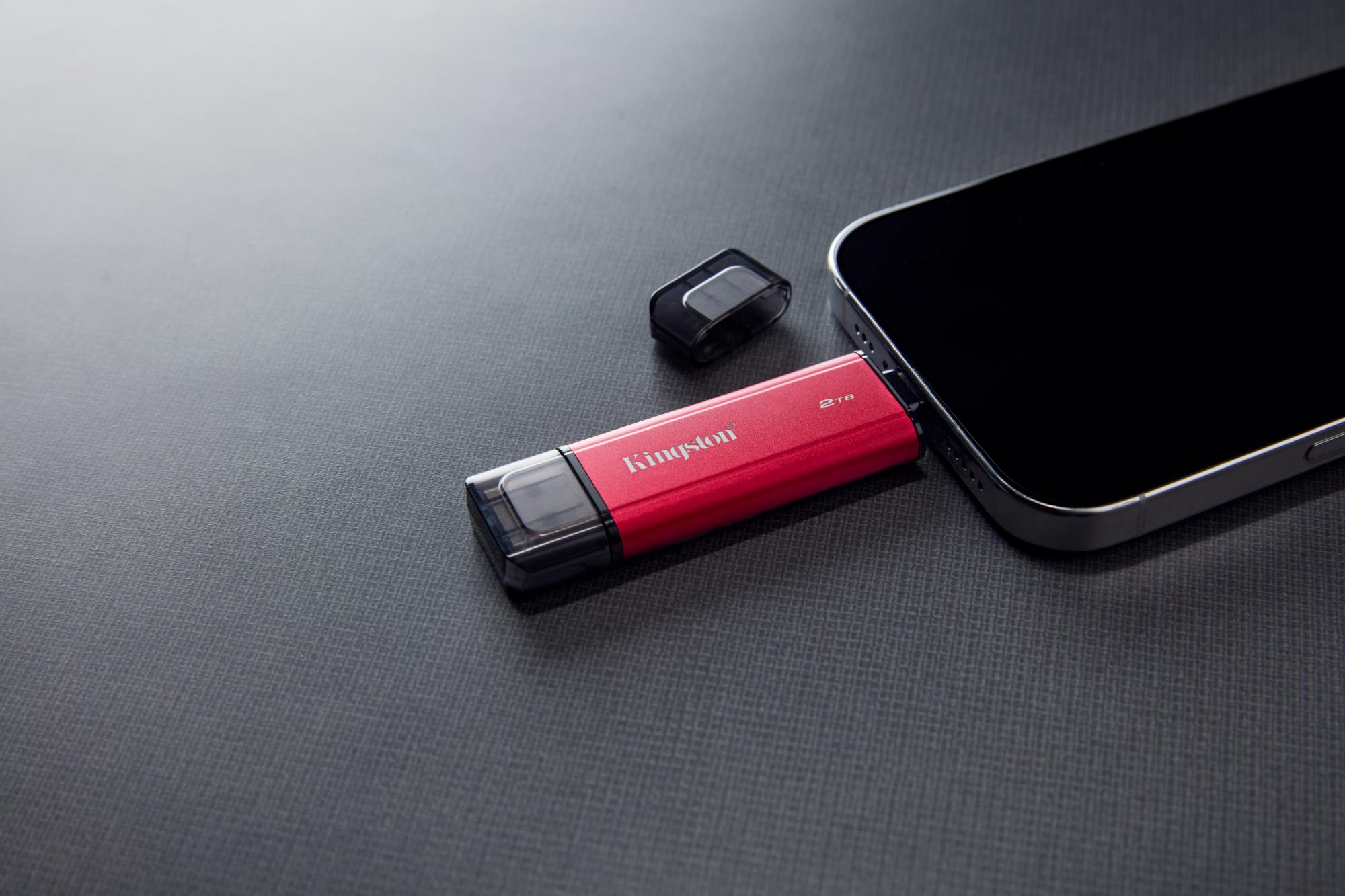 33c918eb-fffe-4d6d-a1f8-f26ca038c004 Nešiojamo SSD Kingston SPSD/2TB su USB-A ir USB-C jungtimis, šoninis vaizdas