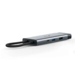 Adapterio priekis su septyniais USB-C prievadais ir HDMI jungtimi