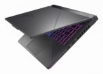 Nešiojamas kompiuteris ASUS G614PR su atidarytu ekranu ir matomais jungtimis