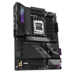 GIGABYTE X870E SAM5 motininė plokštė su atidarytu M.2 lizdu