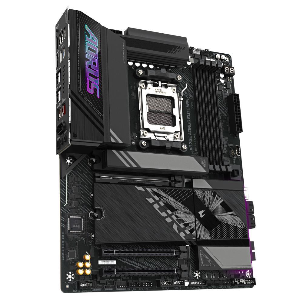 5ecc6f70-ceff-42a3-80e2-50c75895eea7 GIGABYTE X870E SAM5 motininė plokštė su atidarytu M.2 lizdu