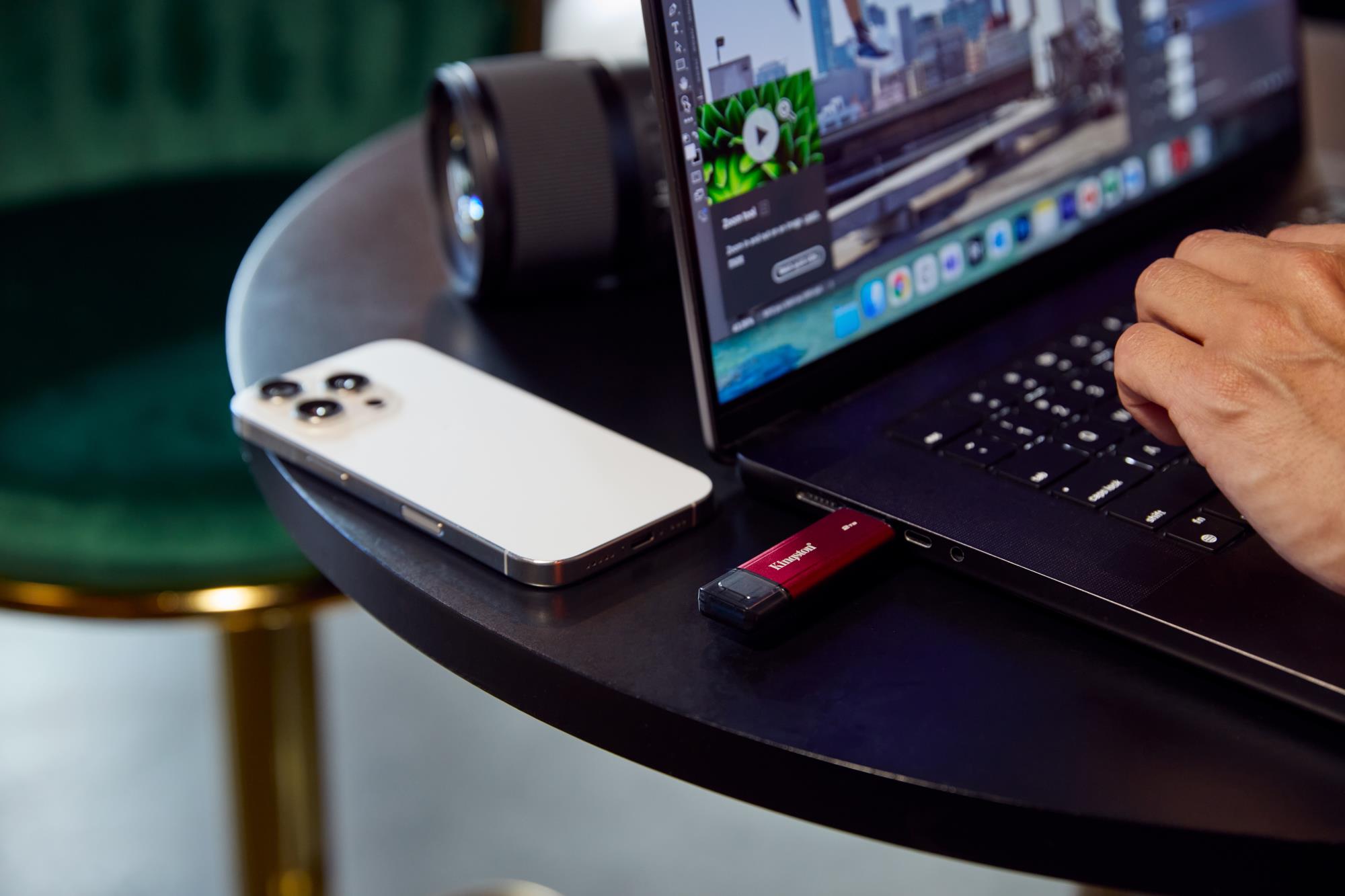 61adbcf8-11ad-4147-81d9-b98efa9dac20 Nešiojamo SSD Kingston su USB-A ir USB-C jungtimis, matomas iš šono