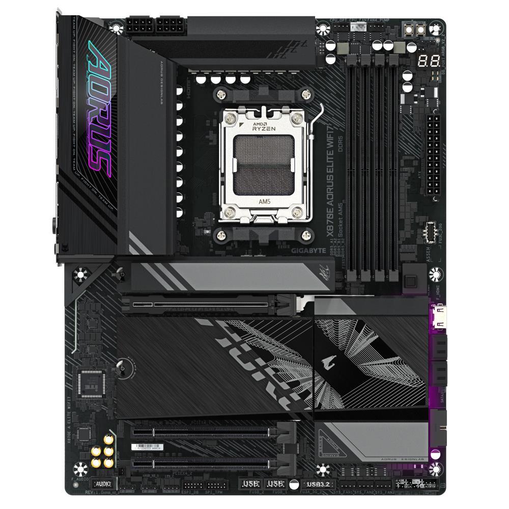 6cdfec75-b17b-470f-bb20-ab1915a5a267 GIGABYTE X870E SAM5 motininė plokštė, vaizdas iš šono su jungtimis