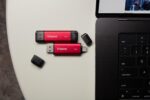 Nešiojamo SSD Kingston su USB Type-A ir Type-C jungtimis, šoninis vaizdas