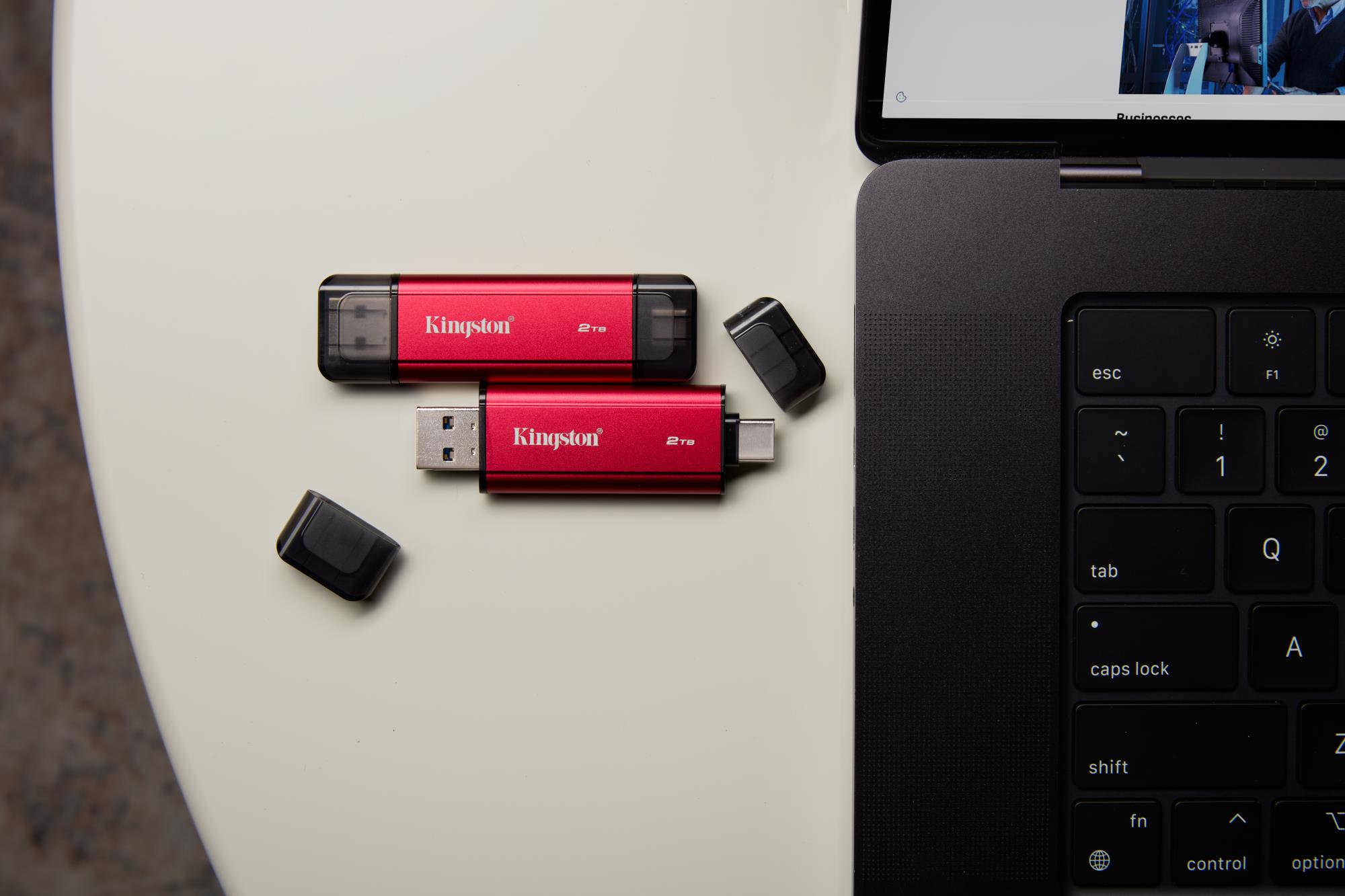7239865d-4d6b-4d67-bfd2-33074e81f3fc Nešiojamo SSD Kingston su USB Type-A ir Type-C jungtimis, šoninis vaizdas