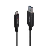 Kabelio USB 3.2 Type A į Type C 25m artimas vaizdas, rodo jungtis ir tekstūrą