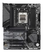 GIGABYTE B650 EAGLE 1.2 motininė plokštė, viršutinis kampas, matomi DDR5 atminties lizdai