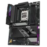 GIGABYTE X870E SAM5 motininė plokštė, šoninis vaizdas su jungtimis