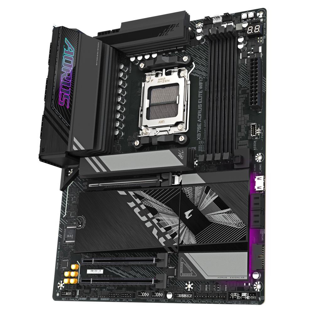 9c955eee-9c3d-469b-a507-9bb83667d698 GIGABYTE X870E SAM5 motininė plokštė, šoninis vaizdas su jungtimis