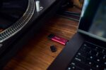 Nešiojamojo SSD Kingston su USB Type-A ir Type-C jungtimis, šoninis vaizdas