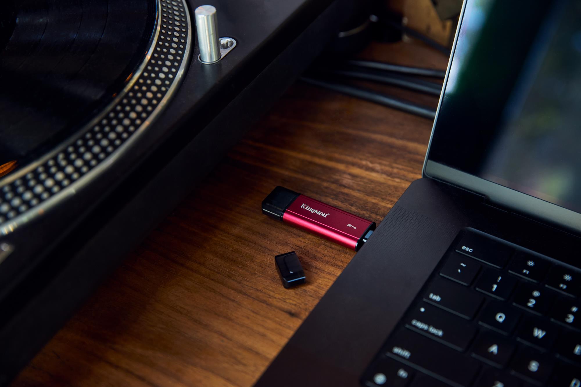 b474a144-7013-45f1-8cca-c25736a94da7 Nešiojamojo SSD Kingston su USB Type-A ir Type-C jungtimis, šoninis vaizdas