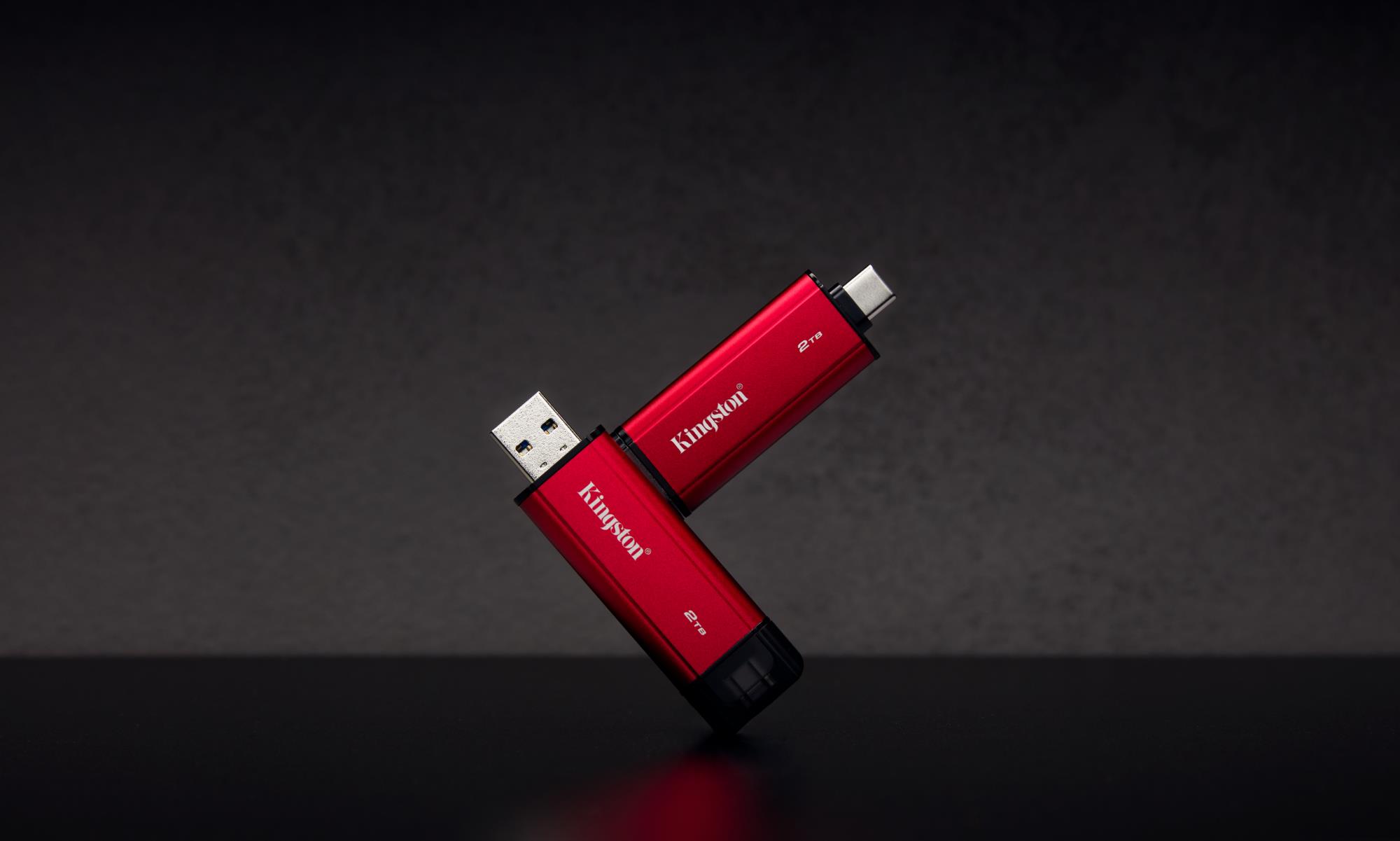 b6d010d1-e8e9-4db9-81e4-d10e16371eec Nešiojamas SSD Kingston, USB 3.2, matomas iš šono, rodo jungtis