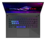 Nešiojamas kompiuteris ASUS G614PR su atidarytu ekranu ir klaviatūra