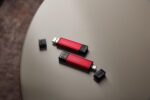 Nešiojamojo SSD su USB Type-A ir Type-C jungtimis, šoninis vaizdas