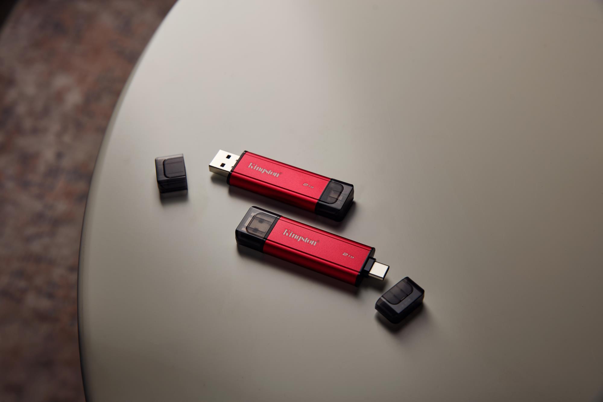 ba182f42-ec3e-420c-9699-60606caf3505 Nešiojamojo SSD su USB Type-A ir Type-C jungtimis, šoninis vaizdas