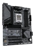 GIGABYTE B650 EAGLE 1.2 motininė plokštė, iš arti rodomi DDR5 atminties slotai
