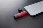Nešiojamojo SSD Kingston su USB-A ir USB-C jungtimis, šoninis vaizdas