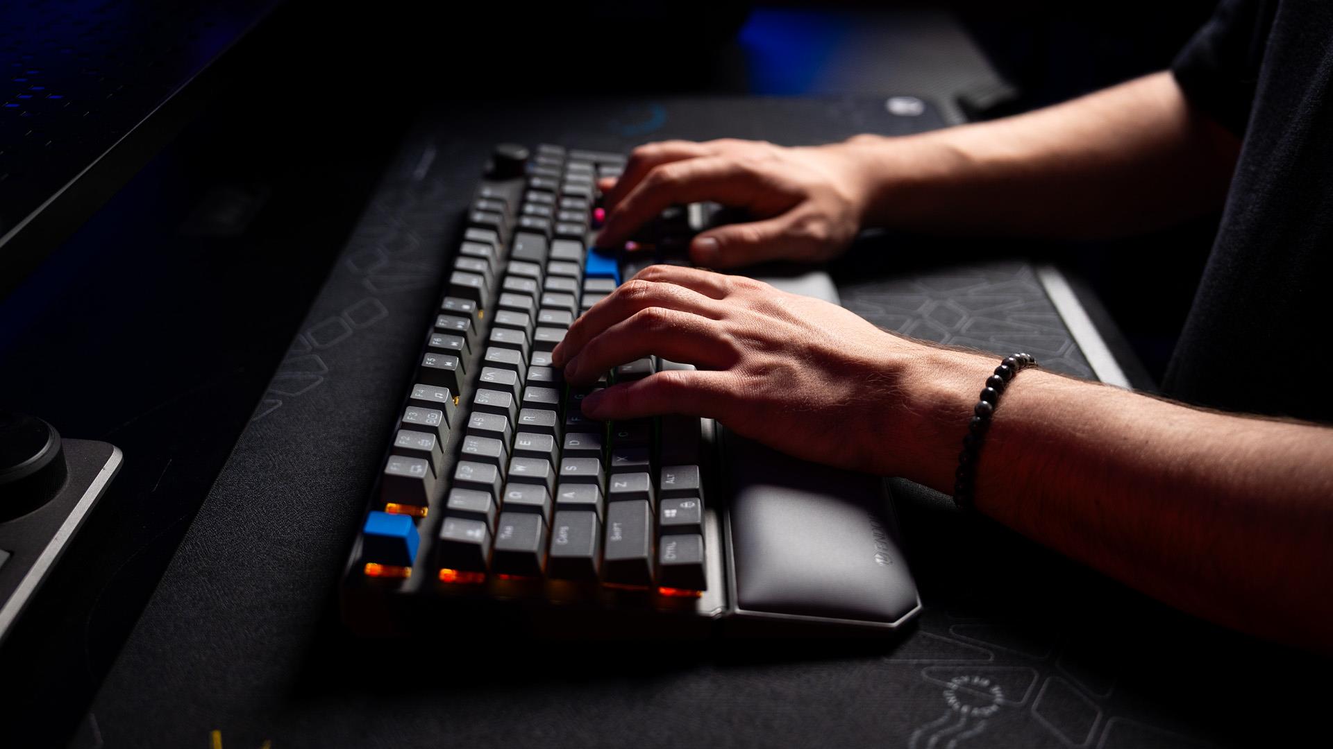 7a414c85-cdef-44c0-aa05-2e464c5a291e-1 KEYBOARD WRL THOCK V2/EY5A129 ENDORFY