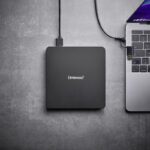 Išorinis DVD RW įrenginys, matomas iš šono, su USB 3.2 jungtimi
