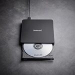 Išorinis DVD RW įrenginys su USB 3.2 jungtimi, matomas iš šono