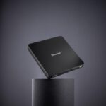 Išorinis DVD RW įrenginys Intenso, matomas iš šono, su USB 3.2 jungtimi