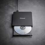 Išorinis DVD RW įrenginys su USB 3.2 jungtimi, matomas iš šono