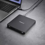 Išorinis DVD RW įrenginys su USB 3.2 jungtimi, matomas iš šono
