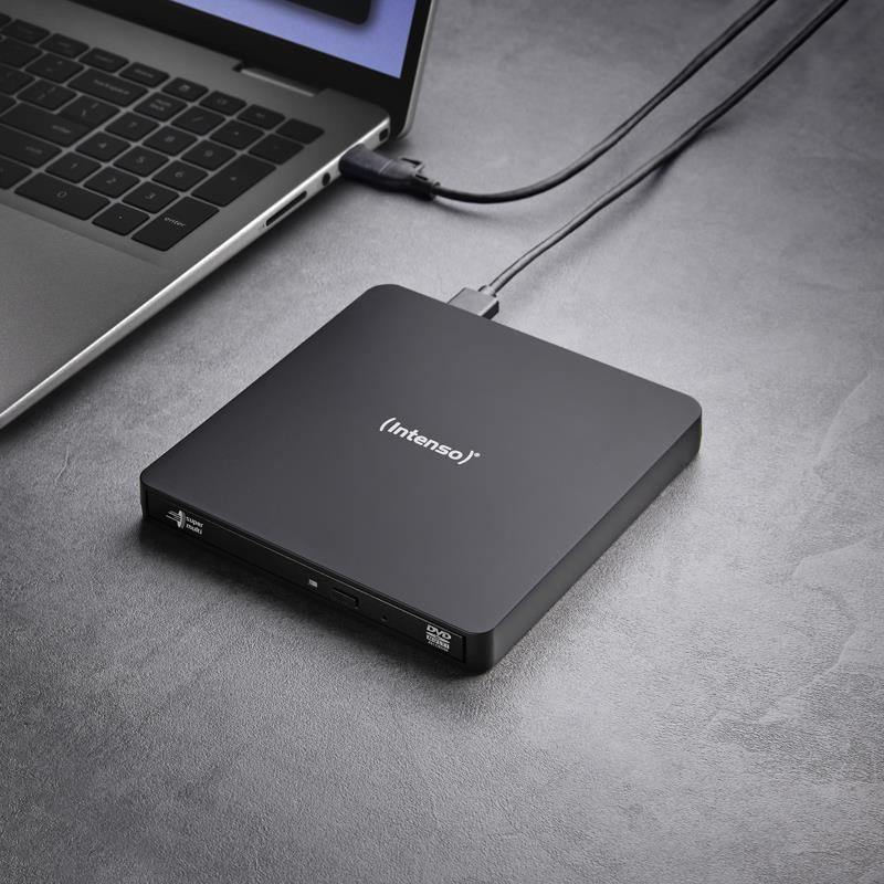 918243f2-7672-4748-a6ea-7e2137620c60 Išorinis DVD RW įrenginys su USB 3.2 jungtimi, matomas iš šono