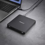 Išorinis DVD RW įrenginys, matomas iš šono, su USB 3.2 jungtimi
