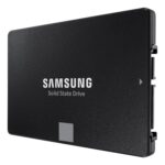 SSD 8TB 6GB/S 870 EVO, šoninis vaizdas su jungtimis ir etiketėmis