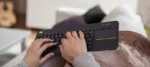 Klaviatūra Logitech K400 Plus su trackpadu, matoma iš šono