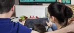 Klaviatūra Logitech K400 Plus su trackpad, matoma iš šono