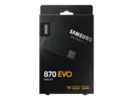 Samsung 870 EVO 500 GB SSD, matomas iš šono su SATA III jungtimi