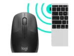 Logitech M190 pelė, šoninis vaizdas su matomais mygtukais ir jungtimi