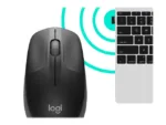 Pelė Logitech M190, šoninis vaizdas su matomais mygtukais ir USB jungtimi