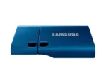USB atmintinė Samsung MUF-128DA/APC, matoma iš šono su jungtimi