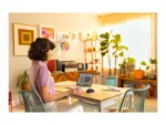 Pelė Logitech M240, matoma iš viršaus, su Bluetooth jungtimi