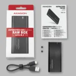 Metalinis AXAGON EEM2-SBC dėklas, matomas iš šono su prijungtu USB-C kabeliu