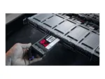 SSD Kingston DC600M 7680 GB, matomas iš šono su SATA jungtimi