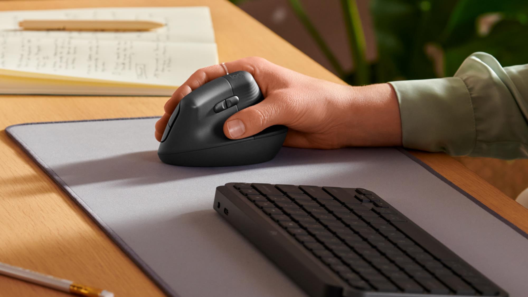 513babba-77d1-4b58-806e-cefca28c2b9f MOUSE USB OPTICAL WRL LIFT VER/BLACK 910-006473 LOGITECH