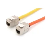 Ekranuotas CAT 6A „Keystone“ modulis, matomas iš šono, su LSA jungtimis