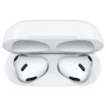 AirPods (3rd generation) matomi iš šono, rodo kontūrus ir formą