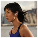 AirPods (3rd generation) iš šono, rodo kontūrus ir ausinių formą