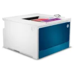 HP Color LaserJet Pro 4202dn spausdintuvas, matomas iš šono su atidarytu popieriaus dėklu