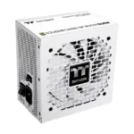 Thermaltake Toughpower Gt maitinimo blokas, šoninis vaizdas su kabelių jungtimis