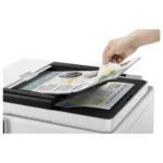 Canon MAXIFY GX7150 spausdintuvas, matomas iš šono, su atidarytu popieriaus dėklu