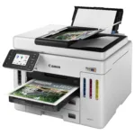 Canon MAXIFY GX7150 spausdintuvas, matomas iš šono, su atidarytu popieriaus dėklu