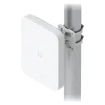 Ubiquiti UniFi 5G Max Outdoor, šoninis vaizdas su montavimo laikikliu