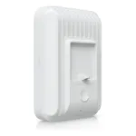 Ubiquiti UniFi 5G Max Outdoor, šoninis vaizdas su montavimo laikikliu